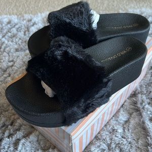 Fashion Nova black slider size 6